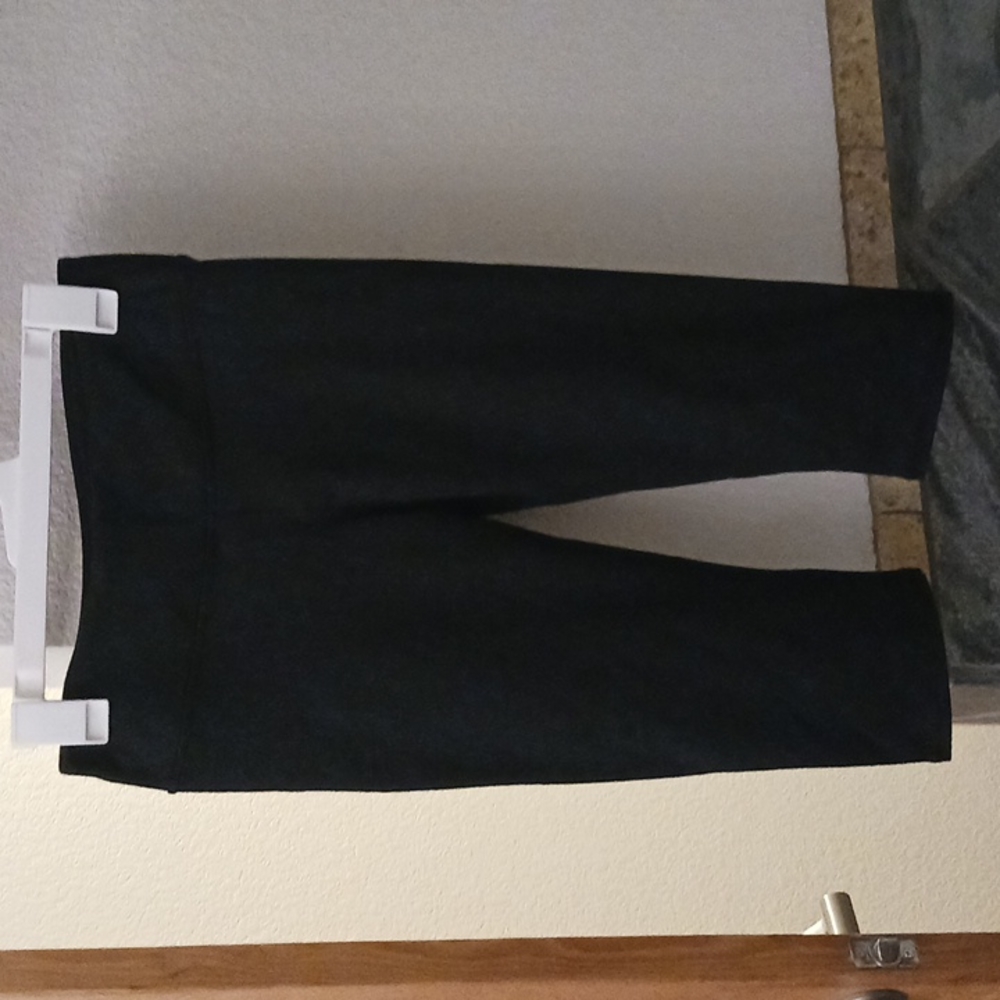 New Fabletics Capri Yoga Pants. Black. Size Small.